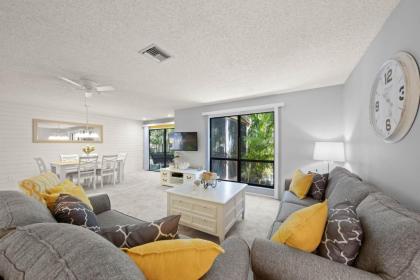 Quiet spacious resort condo near Bowmans Beach   Blind Pass E109 Florida