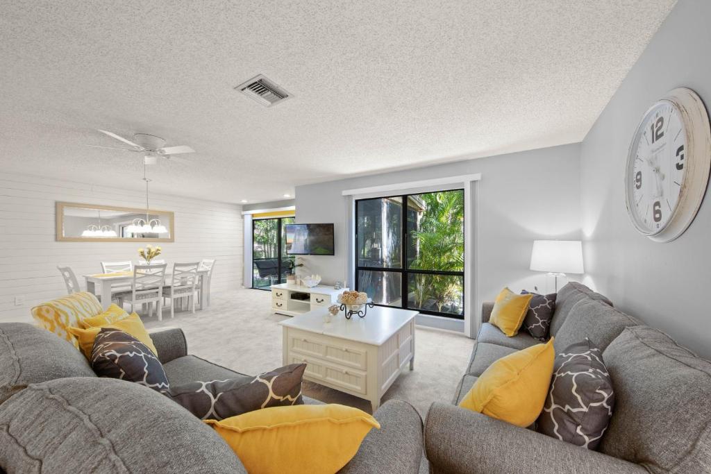 Quiet spacious resort condo near Bowmans Beach - Blind Pass E109 - main image