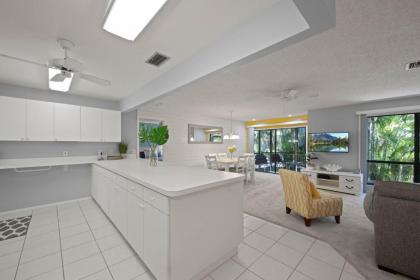 Quiet spacious resort condo near Bowmans Beach - Blind Pass E109 - image 7