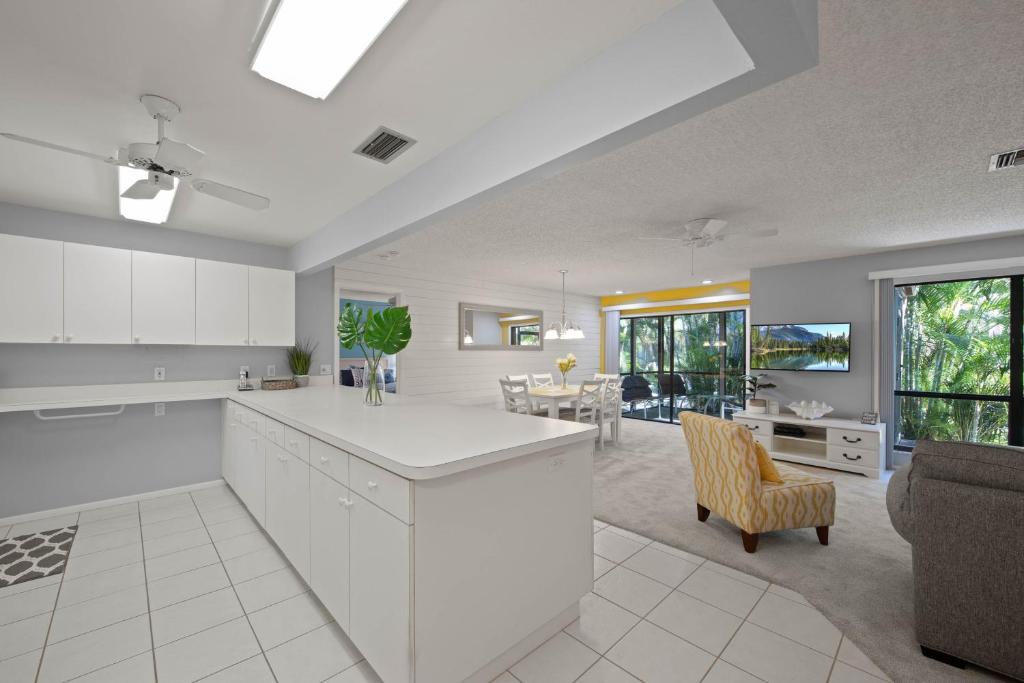 Quiet spacious resort condo near Bowmans Beach - Blind Pass E109 - image 7