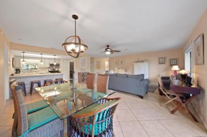 Gorgeous Renovated 1st Floor Condo with bikes 2 Rollaways  Oversized Lanai   Blind Pass F106 Sanibel Florida