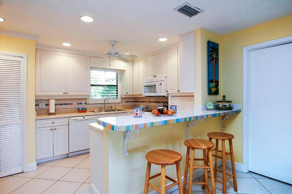Shelling & sunsets at resort condo perfect for family Blind Pass G104 - image 3