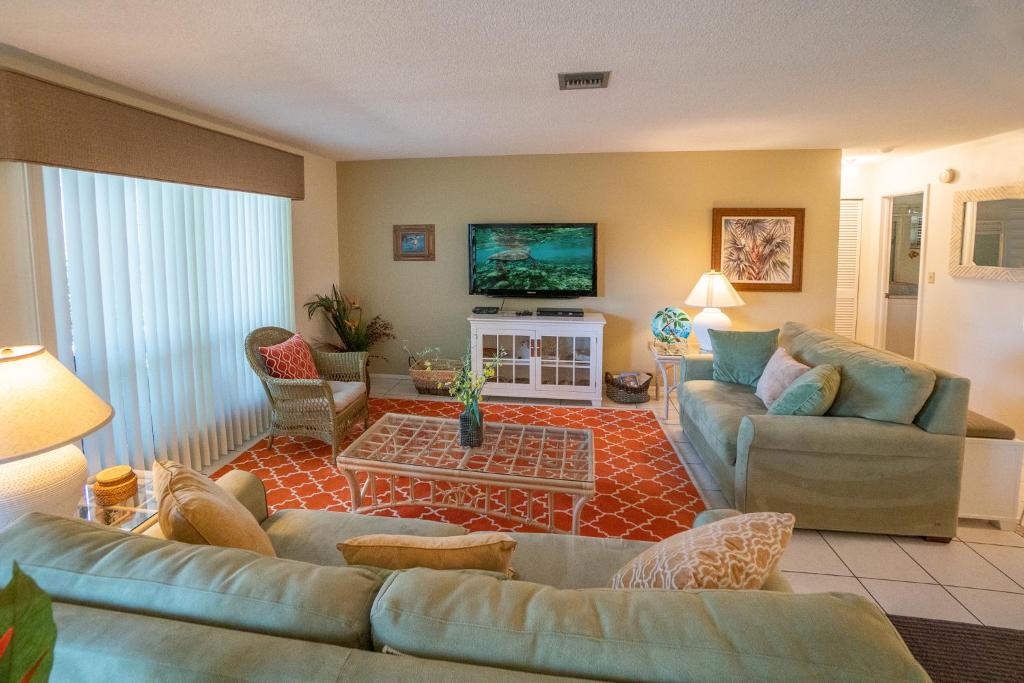 Family style beach resort condo on quiet west end A104 - main image
