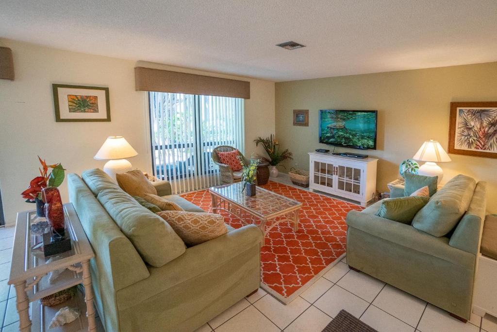 Family style beach resort condo on quiet west end A104 - image 3