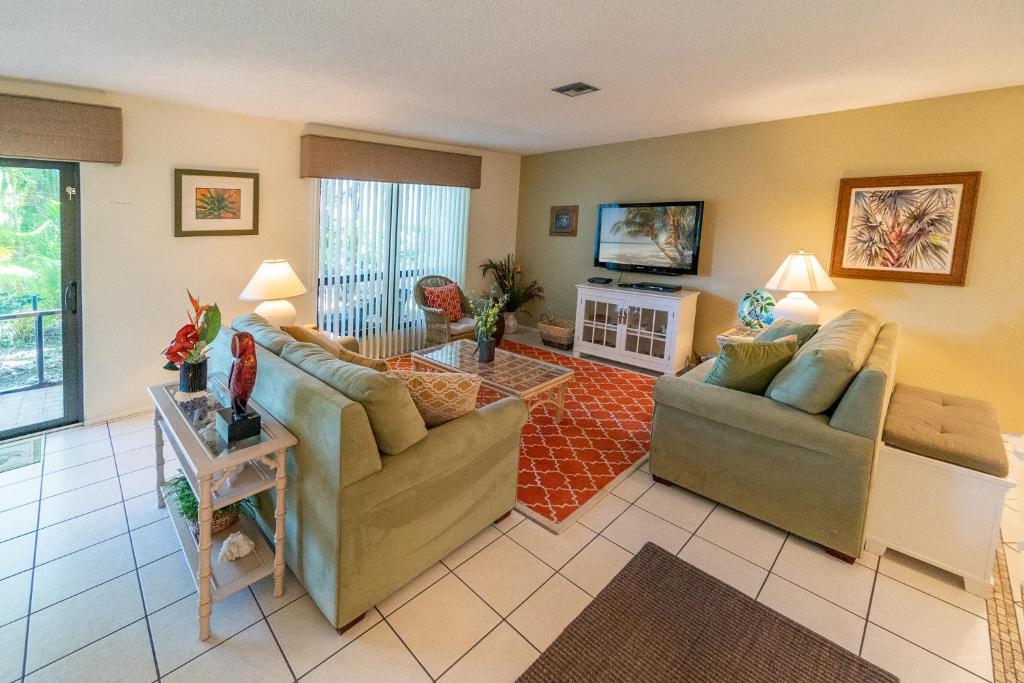 Family style beach resort condo on quiet west end A104 - image 4