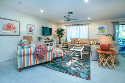 Quiet condo within walking distance to Bowmans Beach   Blind Pass B102