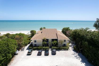 Serene Ground Floor Residence in Exclusive Villa Sanibel Steps to Beach