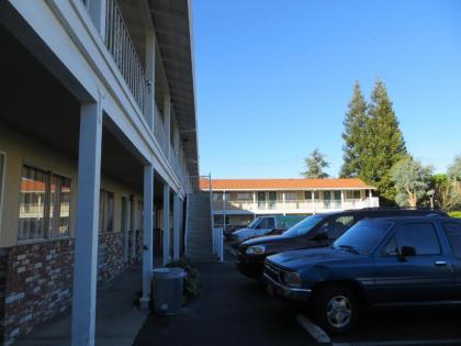 Capri Motel - image 11