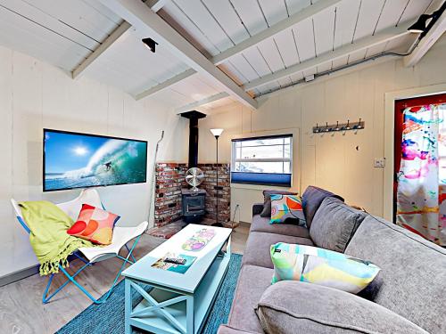 New Listing! Adorable Beach Cottage With Patio Cottage - main image