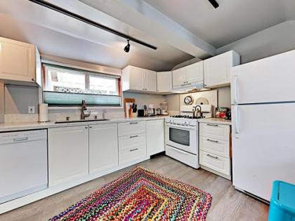 New Listing! Adorable Beach Cottage With Patio Cottage - image 2