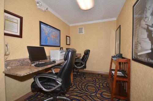 Ramada by Wyndham Santa Fe - image 2