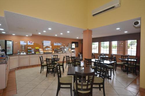 Ramada by Wyndham Santa Fe - image 3