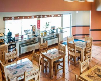 Econo Lodge Inn & Suites Santa Fe - image 2