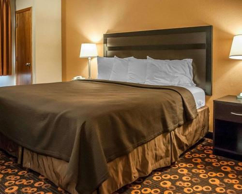 Econo Lodge Inn & Suites Santa Fe - image 3