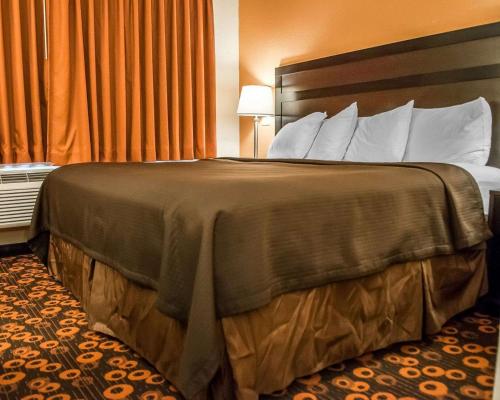 Econo Lodge Inn & Suites Santa Fe - image 4