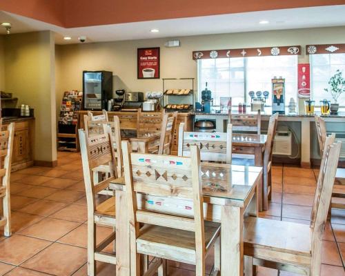 Econo Lodge Inn & Suites Santa Fe - image 5