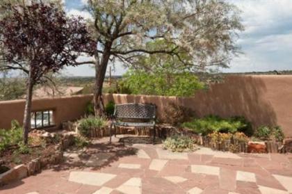2 Bedroom - 5 Min. Walk to Canyon Rd. - Hummingbird