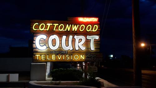 Cottonwood Court Motel - image 2