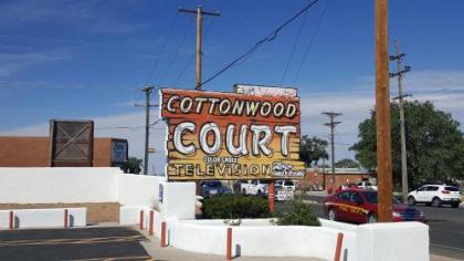 Cottonwood Court Motel - image 3