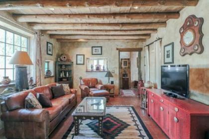 Western Cowboy 2 Bedrooms Sleeps 4 Walk to Canyon Rd Jacuzzi Yard