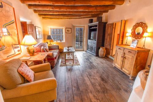 El Nido Lane Tesuque 1 Bedroom Sleeps 2 Private Yard WiFi Washer/Dryer - main image