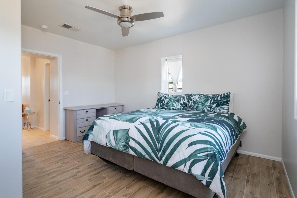 Crescent Moon Casita 2 Bedrooms Patio WiFi Sleeps 4 - image 7