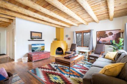 Kiva Cottage 2 Bedrooms Upgraded WiFi Patio Fireplace Sleeps 6 New Mexico