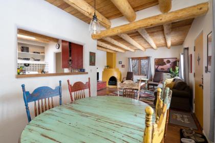 Kiva Cottage 2 Bedrooms Upgraded WiFi Patio Fireplace Sleeps 6 - image 4