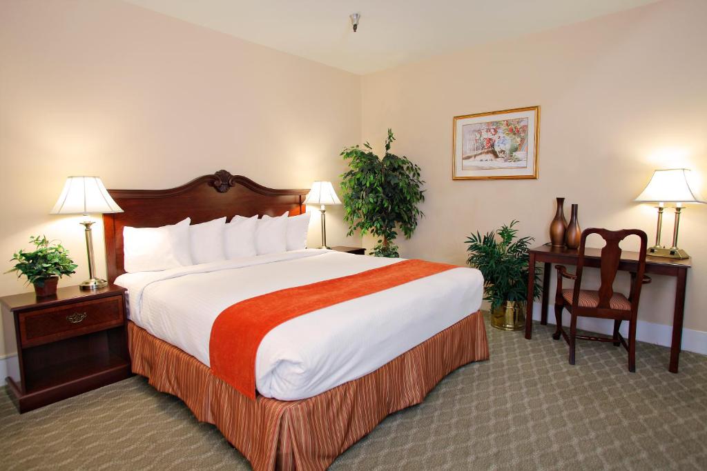 Historic Santa Maria Inn - image 2