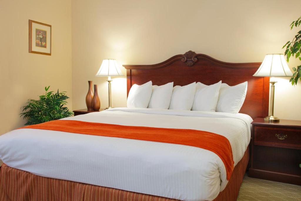 Historic Santa Maria Inn - image 3