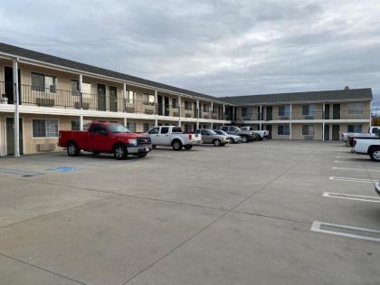 Colonial Motel - image 10