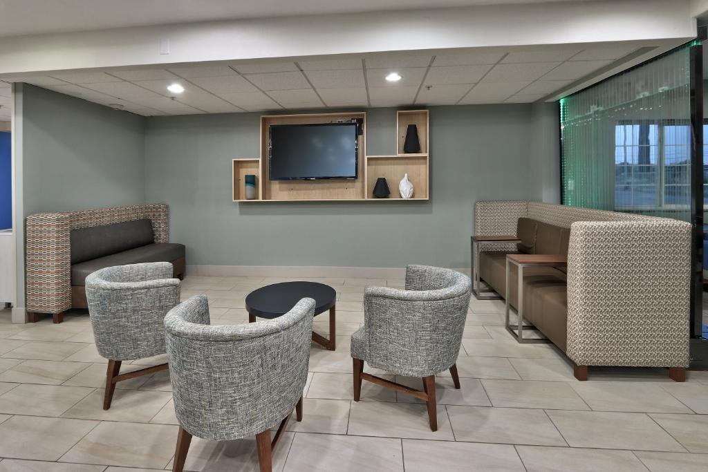 Holiday Inn Express Santa Rosa an IHG Hotel - image 3