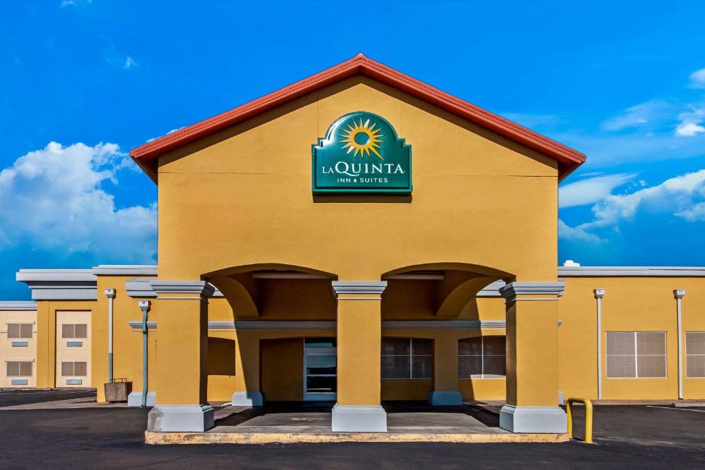 La Quinta by Wyndham Santa Rosa - image 2