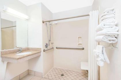 Super 8 by Wyndham Santa Rosa - image 10
