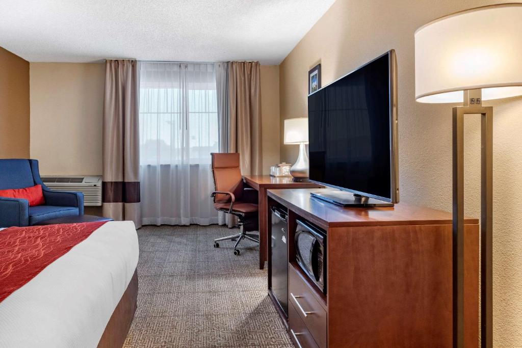 Comfort Inn City of Natural Lakes - image 7