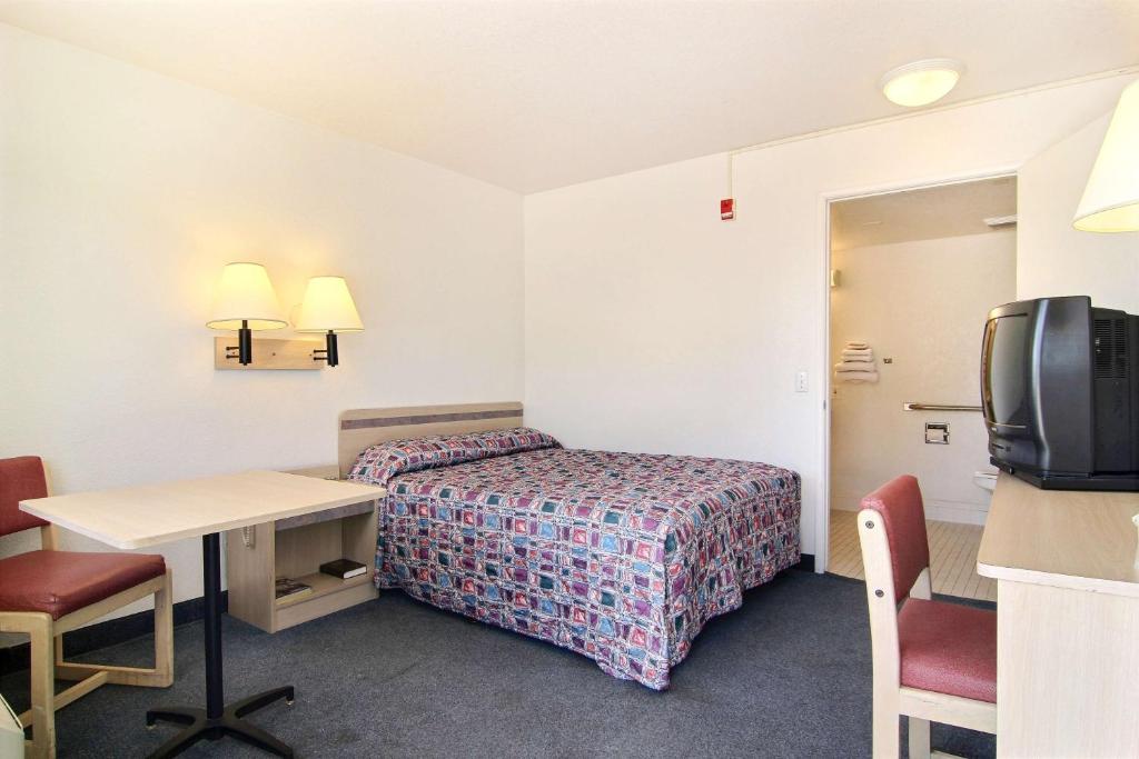Motel 6-Santa Rosa NM - image 3