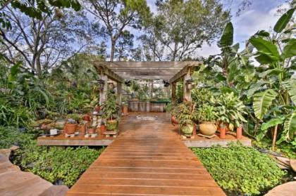 Sarasota Bungalow with Pergola Garden and Waterfalls! - image 1