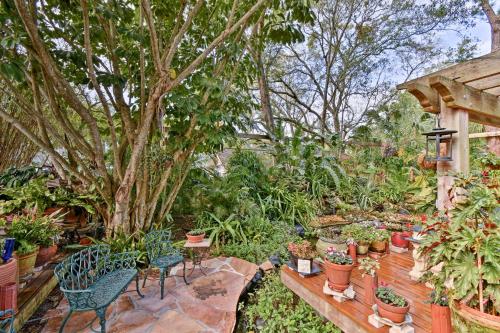 Sarasota Bungalow with Pergola Garden and Waterfalls! - image 3