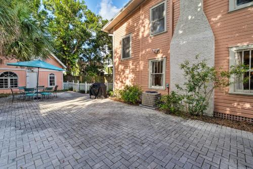Historic Charmer-Walk to Downtown Sarasota! - image 3