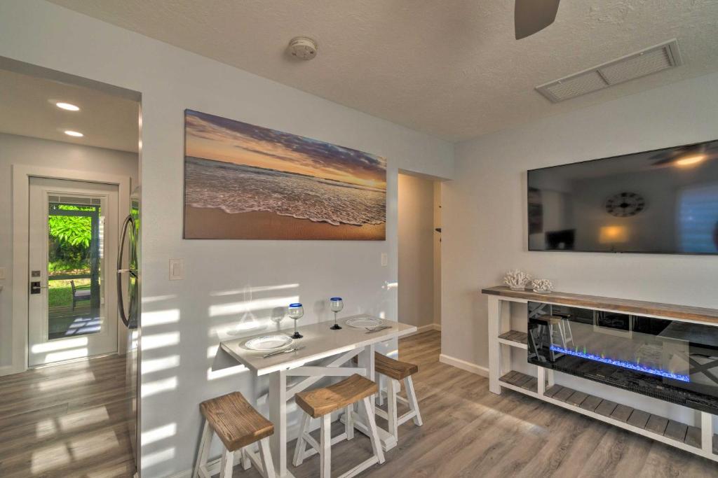 Contemporary Cottage with Sunroom and Fire Pit! - image 4