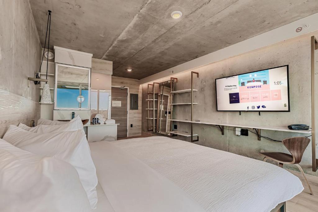 Kompose Boutique Hotel Sarasota - image 4
