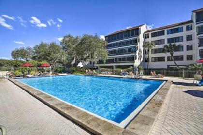 Sunny Siesta Key Condo with Beach Access and Pool - image 2