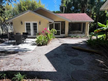 Cottage 1 king BR 1BA full kitchen Minutes to beach and downtown in Sarasota
