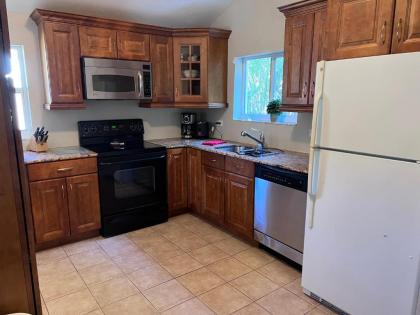 Cottage 1 king BR 1BA full kitchen Minutes to beach and downtown - image 11