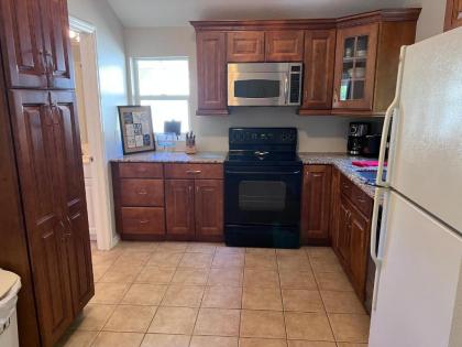 Cottage 1 king BR 1BA full kitchen Minutes to beach and downtown - image 13