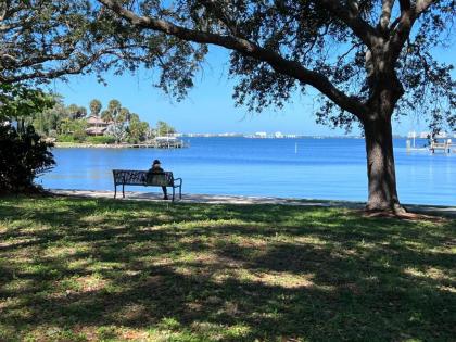 Cottage 1 king BR 1BA full kitchen Minutes to beach and downtown - image 14