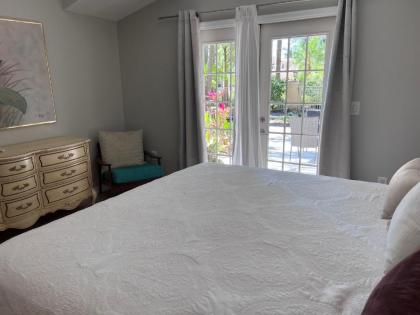 Cottage 1 king BR 1BA full kitchen Minutes to beach and downtown - image 16