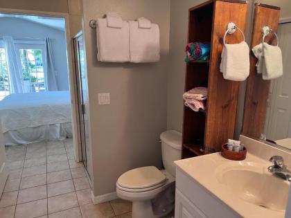 Cottage 1 king BR 1BA full kitchen Minutes to beach and downtown - image 4