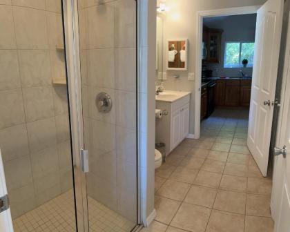Cottage 1 king BR 1BA full kitchen Minutes to beach and downtown - image 8