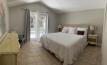 Cottage 1 king BR 1BA full kitchen Minutes to beach and downtown - image 9